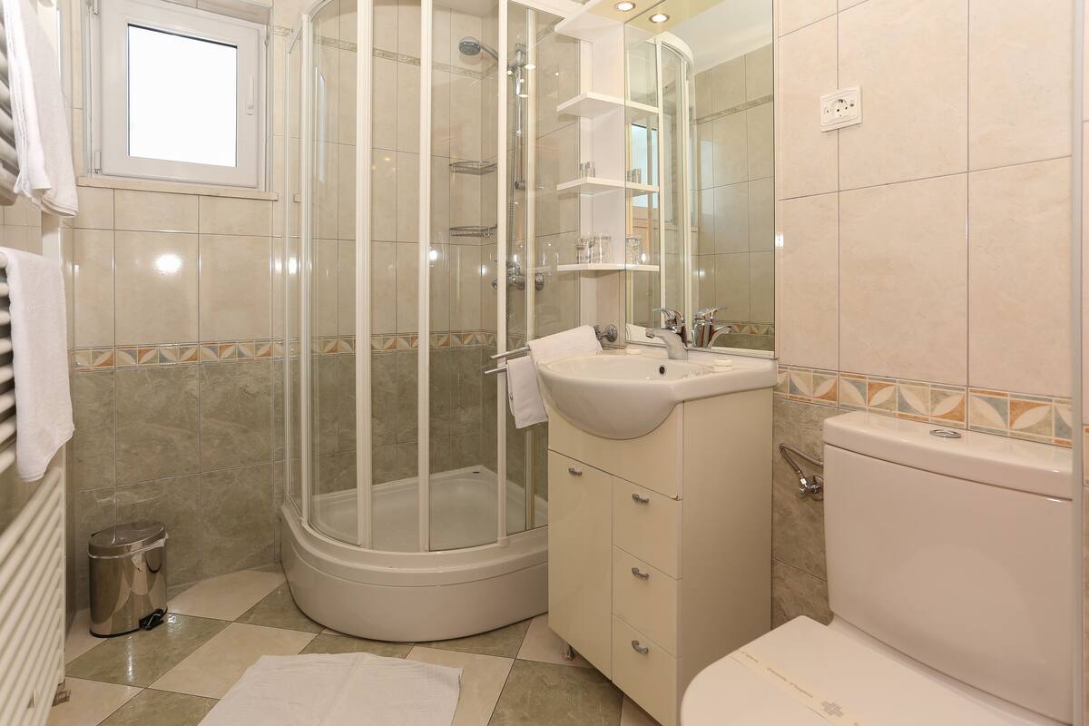 deluxe apartment, balcony | bathroom | shower, hair dryer, towels, shampoo