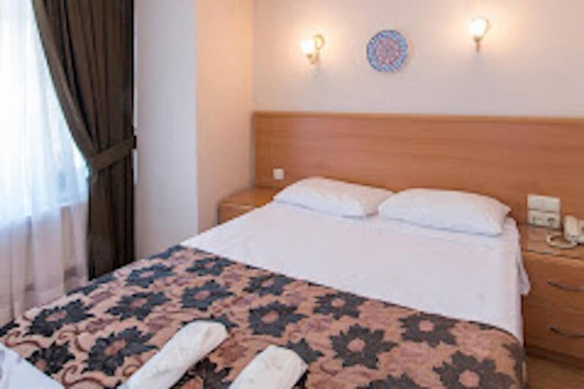Minibar, in-room safe, WiFi (free), bed sheets