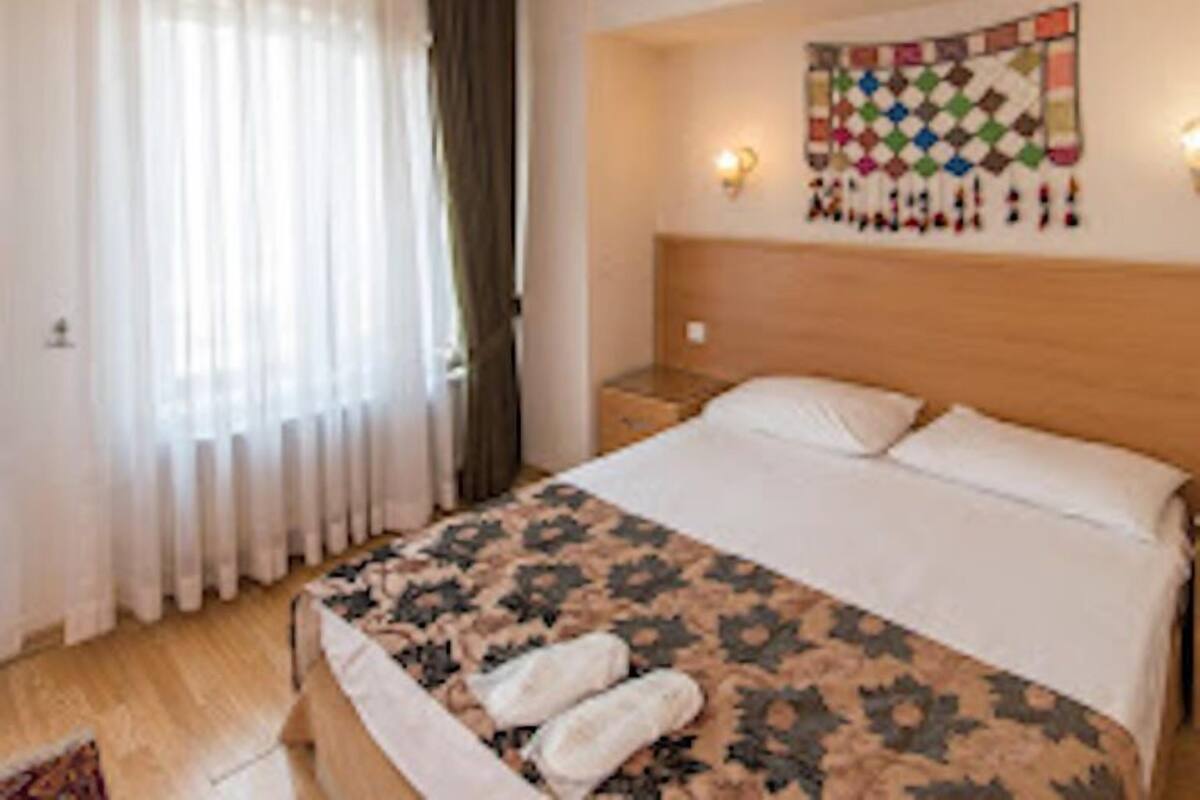 Minibar, in-room safe, WiFi (free), bed sheets