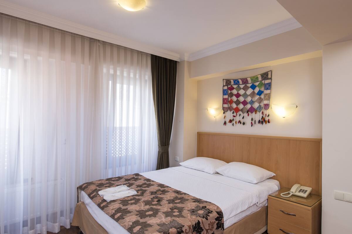 Minibar, in-room safe, WiFi (free), bed sheets
