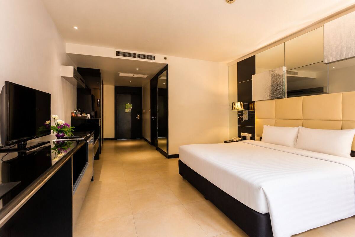 Executive Double Room, 1 King Bed, Pool View (Grand Deluxe King) | Minibar, in-room safe, desk, blackout curtains