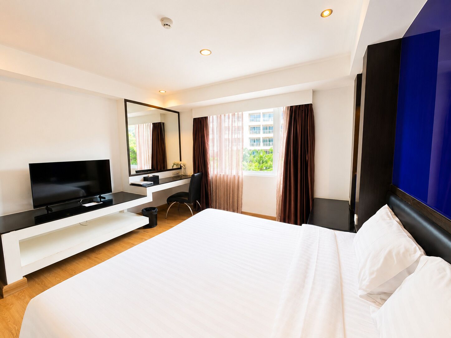 Quarto luxo, 1 cama King (Deluxe King) | Frigobar, cofres nos quartos, escrivaninha, cortinas blackout