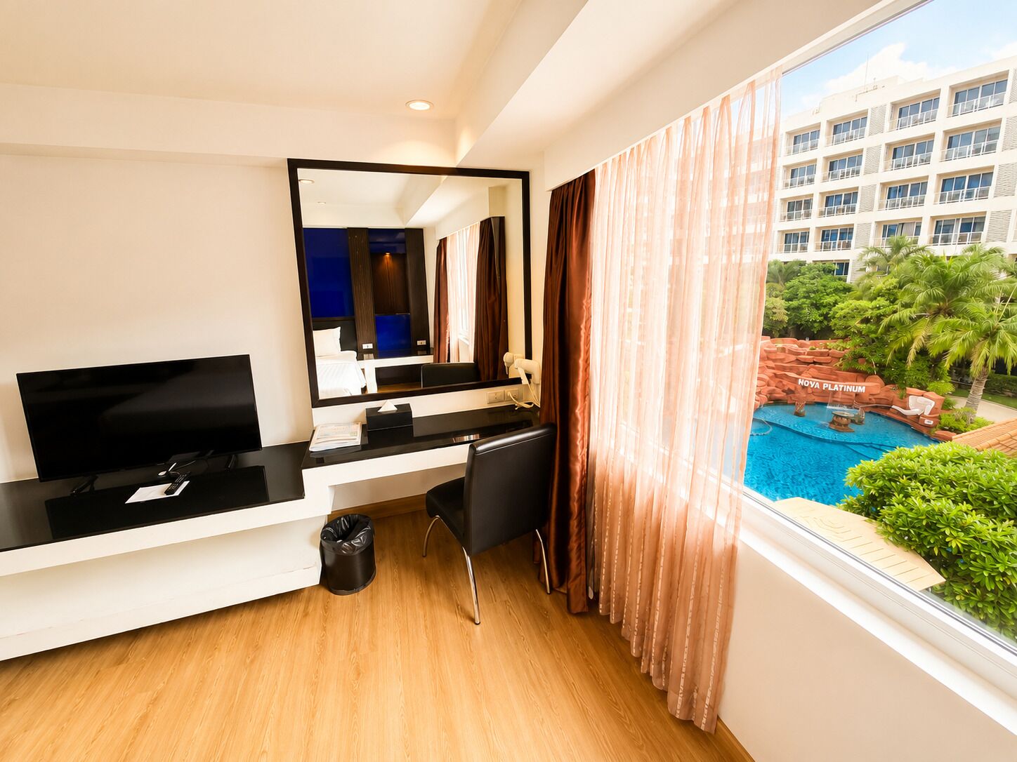 Deluxe Room, 1 King Bed (Deluxe King) | City view