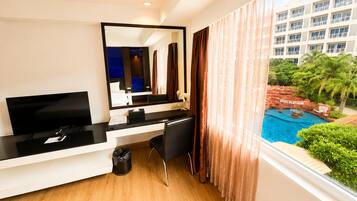 Deluxe Room, 1 King Bed (Deluxe King) | City view