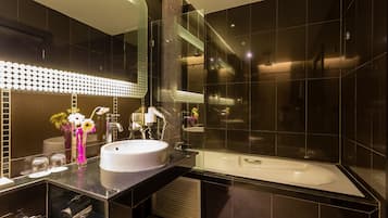 Articles de toilette gratuits, sĂšche-cheveux, peignoirs