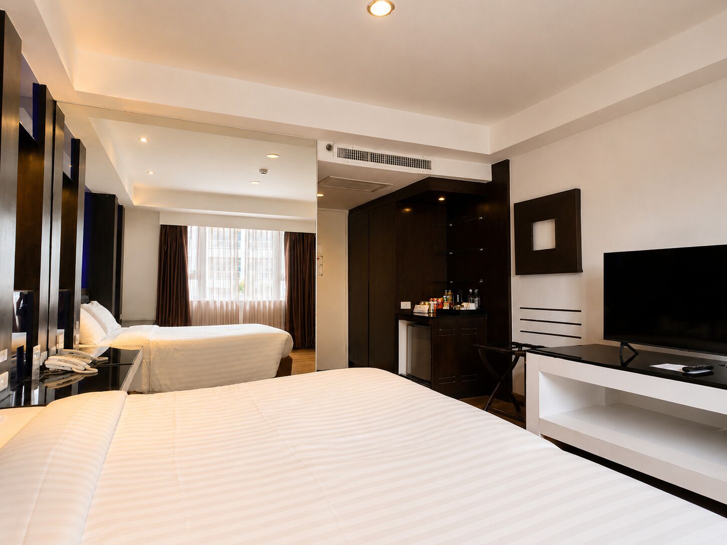 Deluxe Room, 1 King Bed (Deluxe King) | Minibar, in-room safe, desk, blackout curtains
