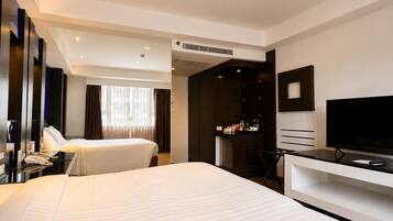 Deluxe Room, 1 King Bed (Deluxe King) | Minibar, in-room safe, desk, blackout curtains