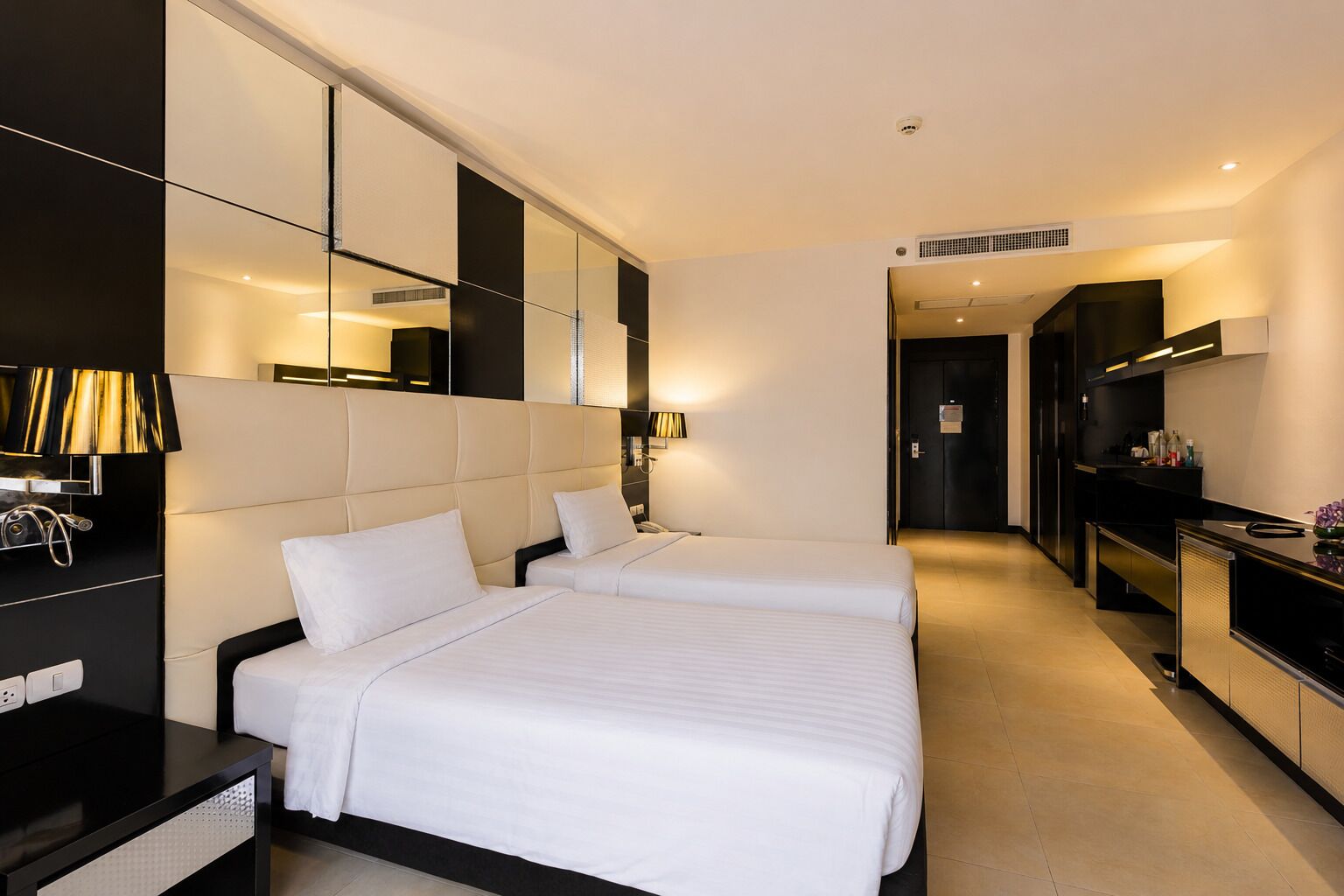 Executive-Zweibettzimmer, 2 Einzelbetten, Poolblick (Grand Deluxe Twin) | Minibar, Zimmersafe, Schreibtisch, Verdunkelungsvorhänge