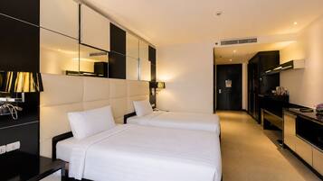Executive-Zweibettzimmer, 2 Einzelbetten, Poolblick (Grand Deluxe Twin) | Minibar, Zimmersafe, Schreibtisch, Verdunkelungsvorhänge