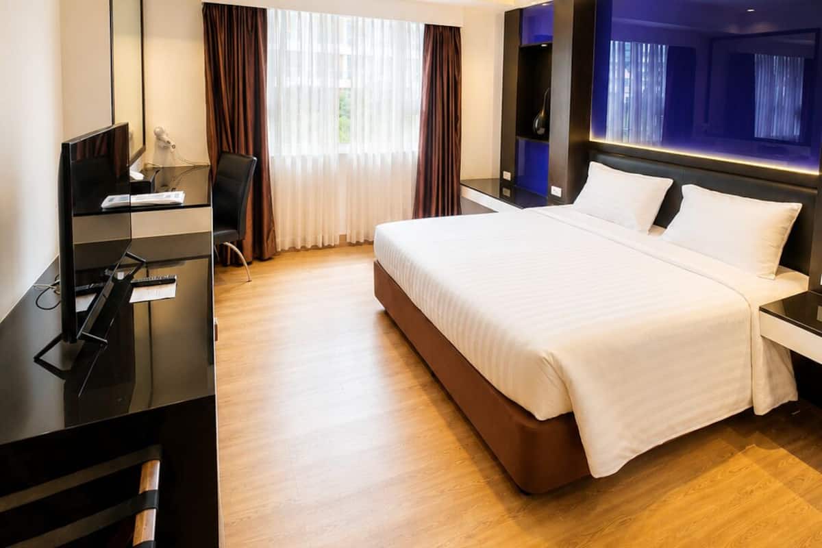 Deluxe Room, 1 King Bed (Deluxe King) | Minibar, in-room safe, desk, blackout curtains