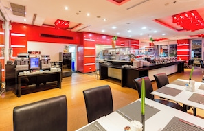 Petit déjeuner buffet servi tous les jours en supplément