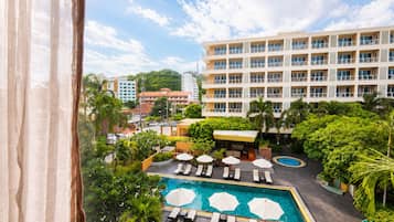 Deluxe Room, 1 King Bed (Deluxe King) | Minibar, in-room safe, desk, blackout curtains