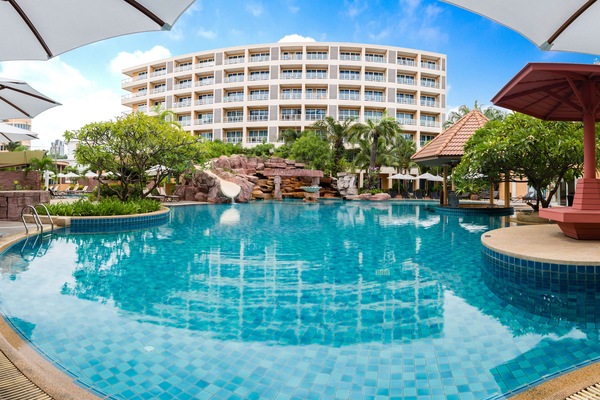 2 outdoor pools, sun loungers