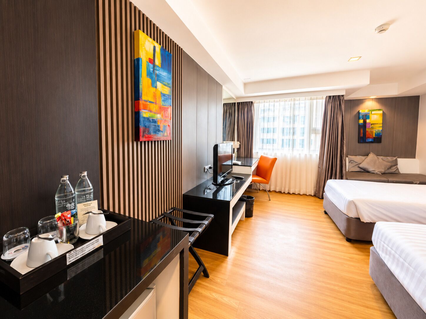 Habitación superior con 1 cama doble o 2 individuales, vistas a la ciudad | Zona de estar | Una televisión, un reproductor de DVD