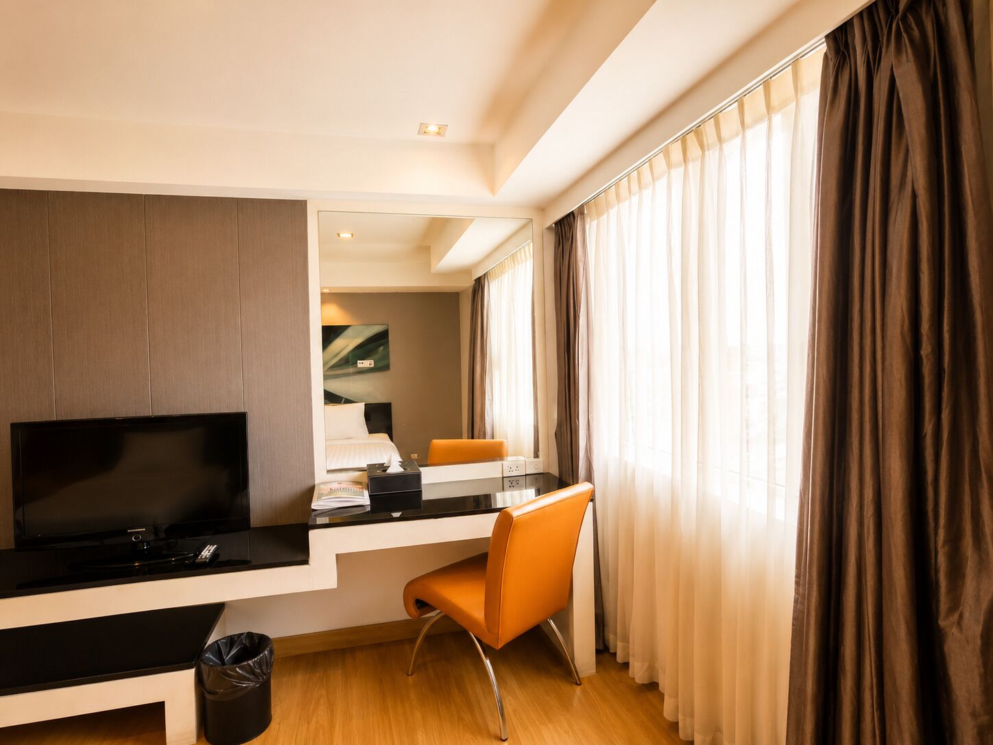 Habitación superior con 1 cama matrimonial o 2 individuales, vista a la ciudad | Área de sala de estar