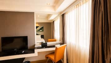 Habitación superior con 1 cama matrimonial o 2 individuales, vista a la ciudad | Área de sala de estar