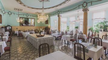 Aamiainen (8 EUR per henkilö)