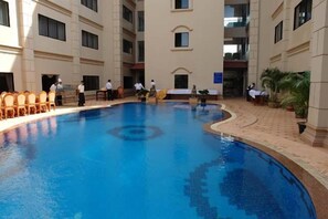 Outdoor pool - Dragon Royal Hotel (Siem Reap)