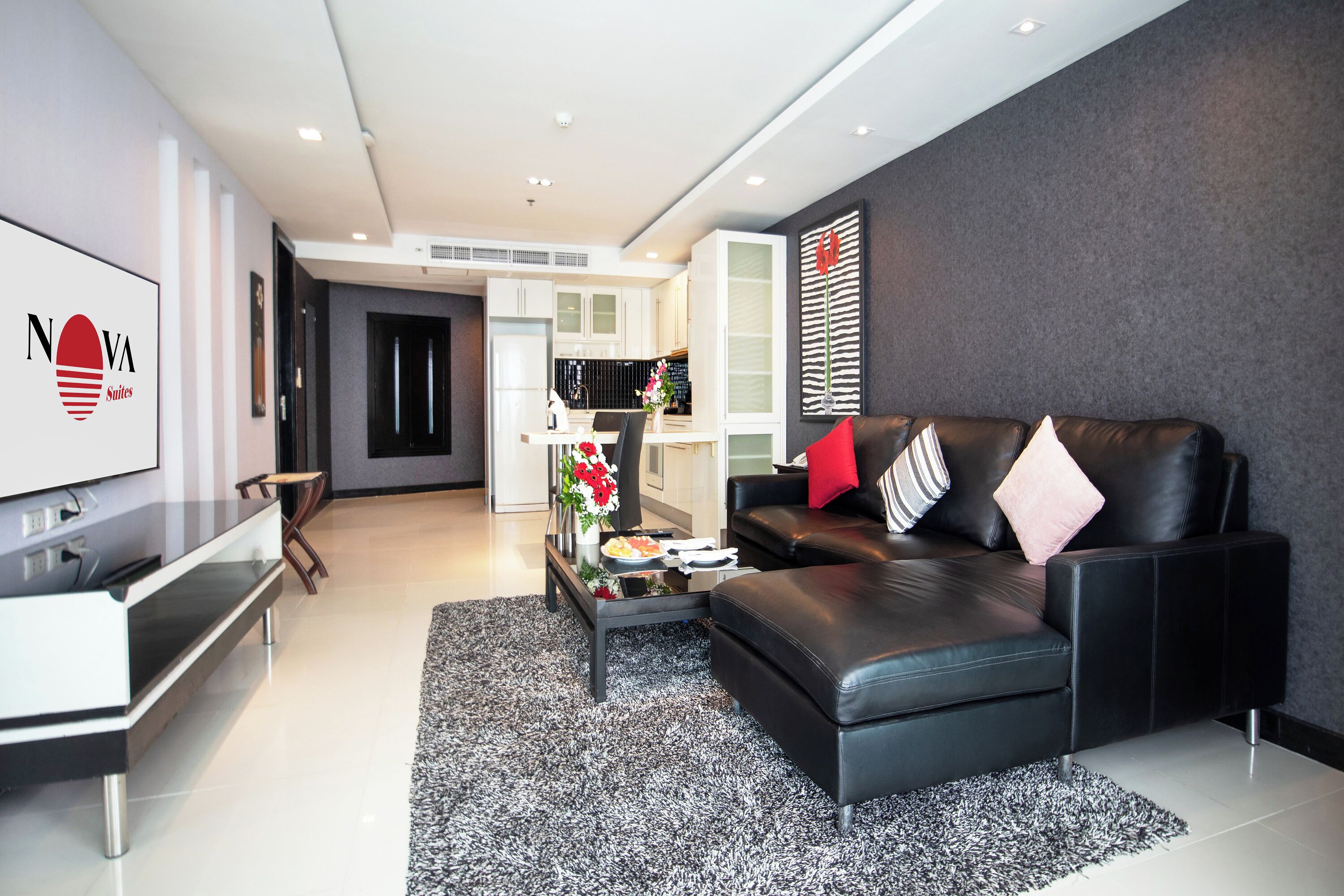 One-Bedroom Deluxe Suite with Large Balcony | Area keluarga | TV LED