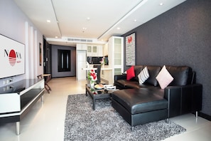 One-Bedroom Deluxe Suite with Large Balcony | Oppholdsområde | LED-TV