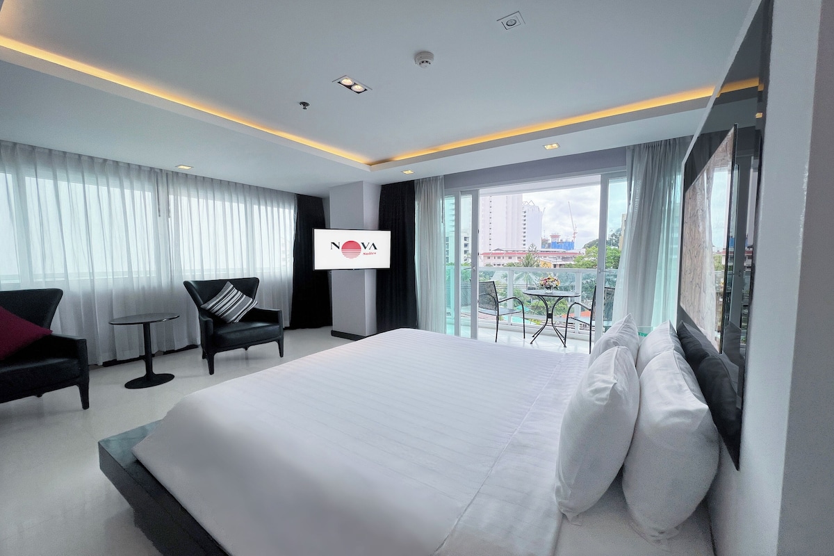 One-Bedroom Deluxe Suite with Large Balcony | Terrace/patio