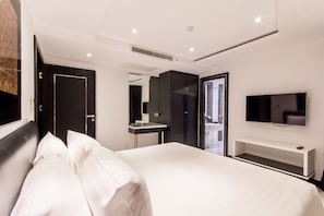 Caja de seguridad en la habitación, muebles diferentes y escritorio 