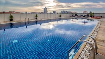 Piscine extérieure, chaises longues