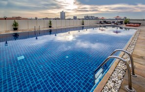 Outdoor pool, sun loungers - Nova Suites Pattaya by Compass Hospitality (Pattaya)