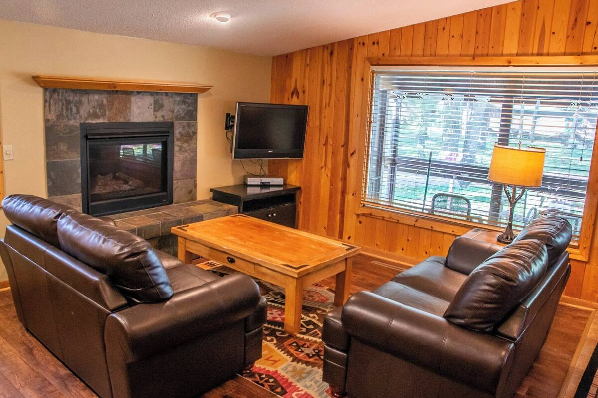 708 - 4 Bdrm Gull Haven Cabin | Living area | Flat-screen TV