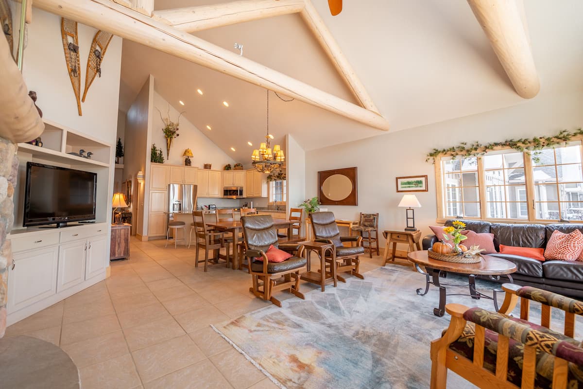 Deluxe Room, Multiple Beds, Lake View | Living area | Flat-screen TV