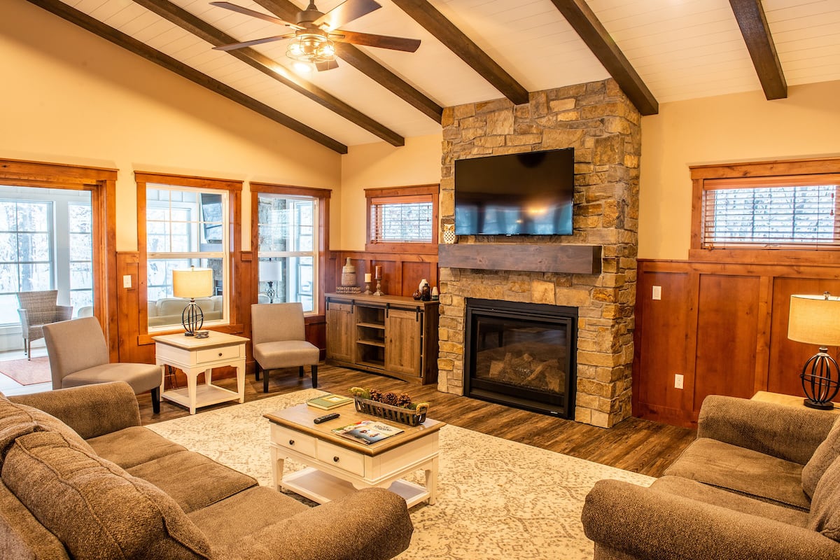 591 - 4 Bdrm Fairway Pines | Living area | Flat-screen TV