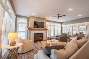 Rom – deluxe, flere senger | Oppholdsområde | Flatskjerm-TV