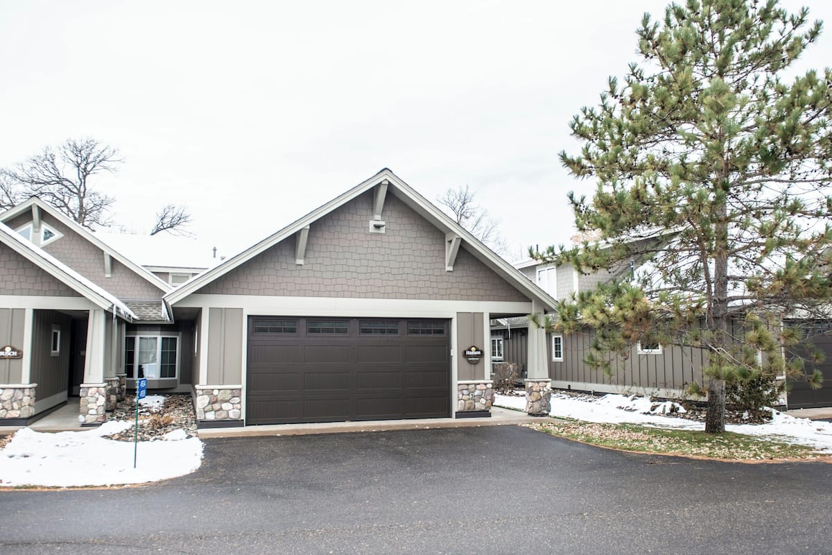 Deluxe Room, Multiple Beds, Lake View | Exterior detail