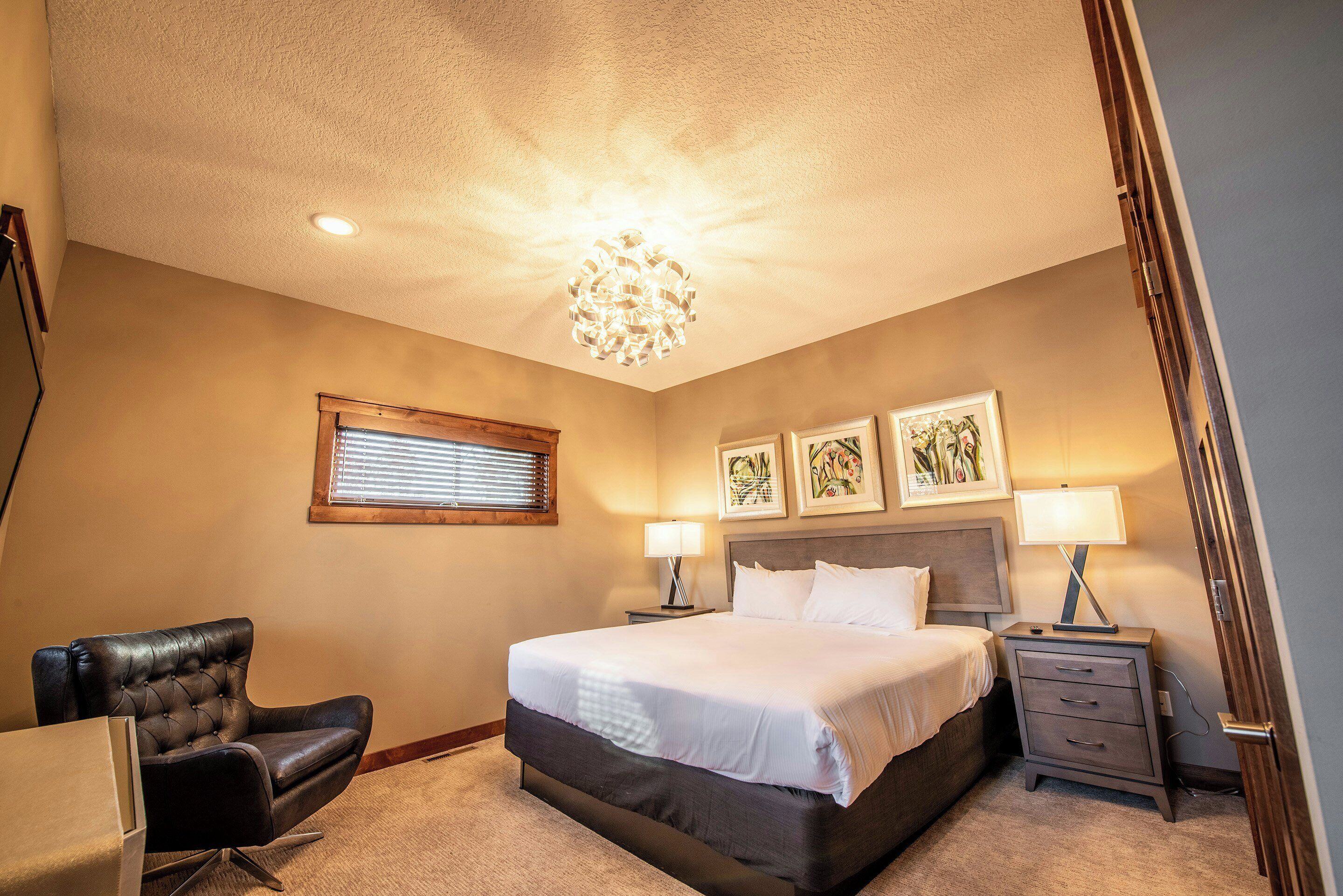 323 - 4 Bdrm Garden Cottage | 1 bedroom, desk, iron/ironing board, bed sheets