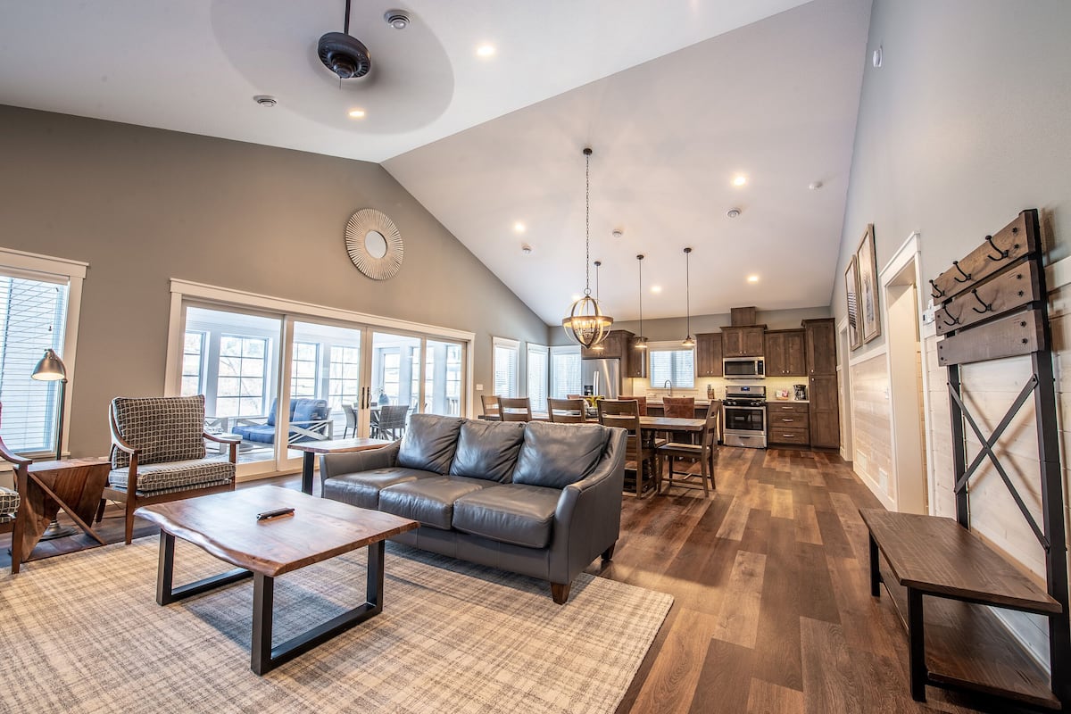2 Bdrm Linden Cottage | Living area | Flat-screen TV