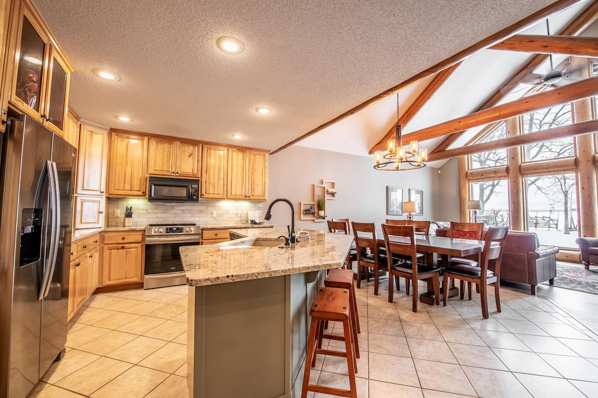 716 - 6 Bdrm with Loft Lakefront Interlachen Townhome | Living area | Flat-screen TV