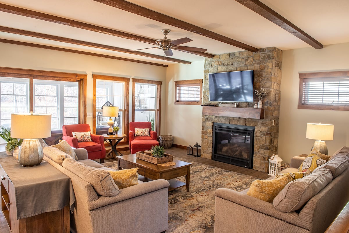 598 - 4 Bdrm Fairway Pines | Living area | Flat-screen TV