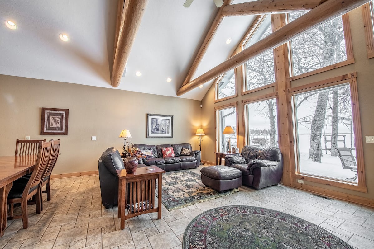 3 Bdrm Lakefront Interlachen Townhome | Living area | Flat-screen TV