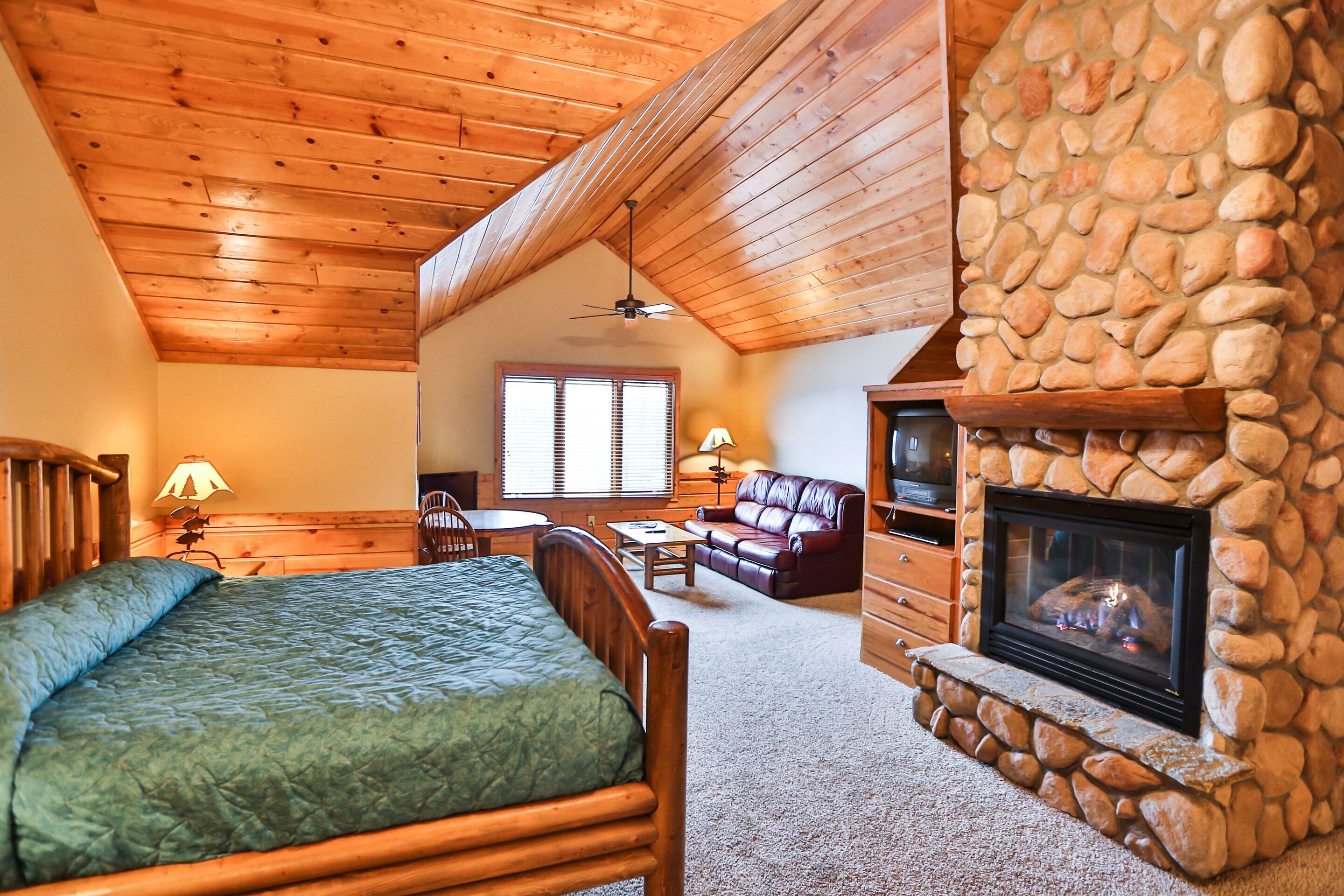 deluxe room, 1 king bed | desk, iron/ironing board, bed sheets