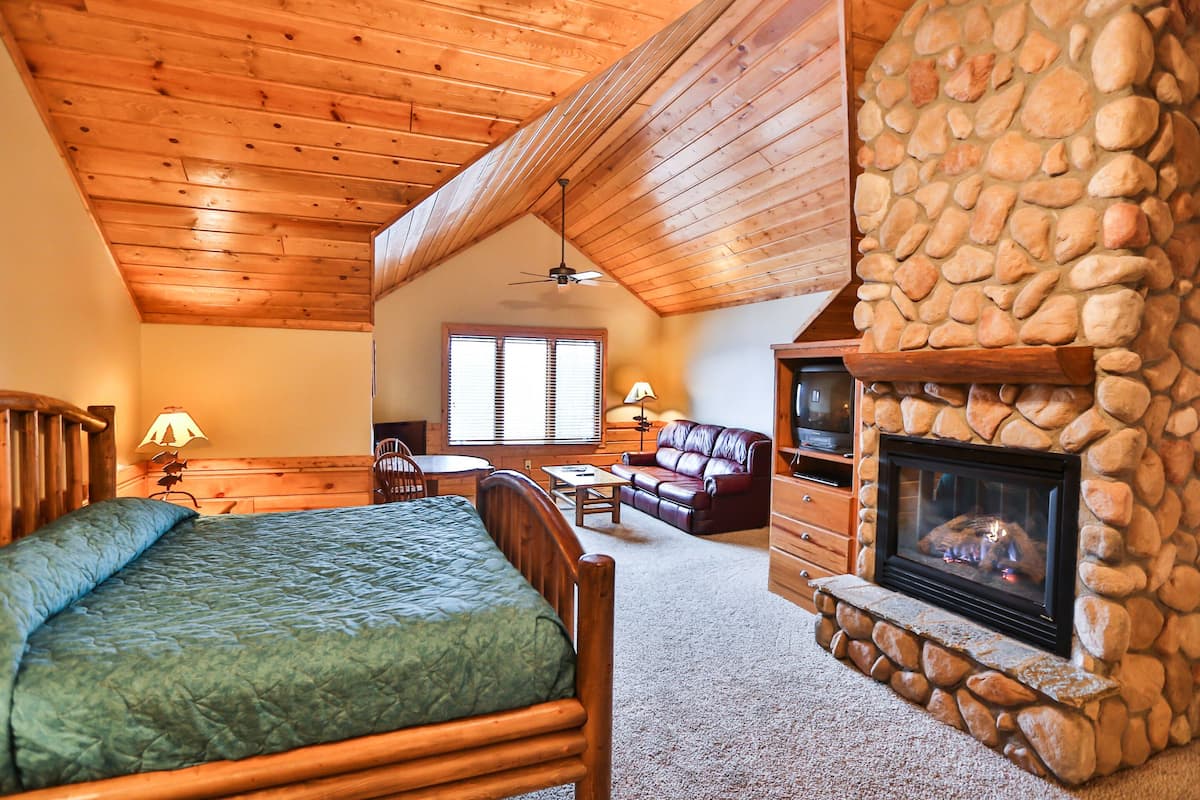 deluxe room, 1 king bed | desk, iron/ironing board, bed sheets