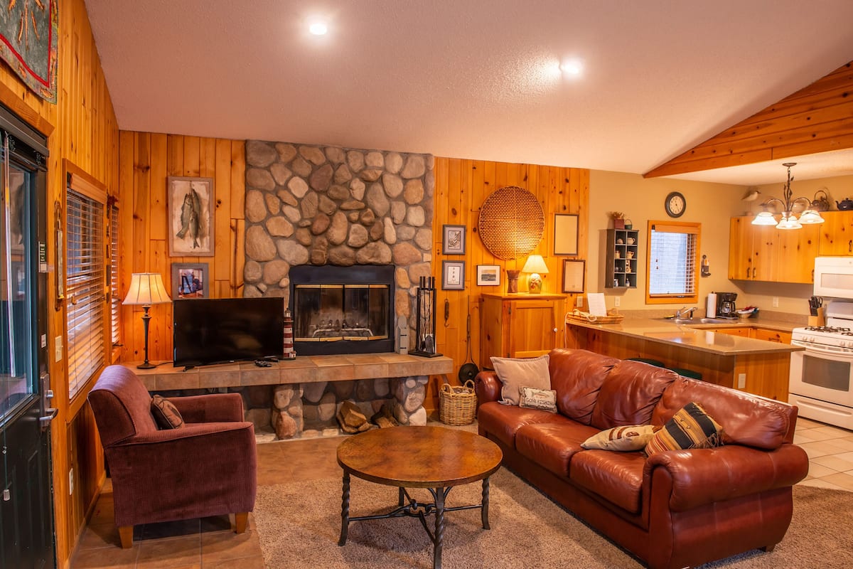 701 - 2 Bdrm Gull Haven Cabin | Living area | Flat-screen TV