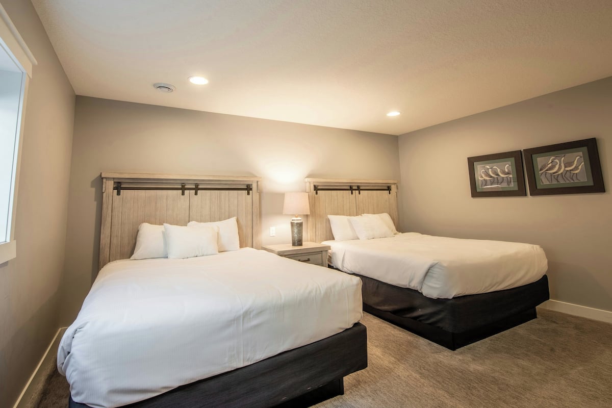 335 - 4 Bdrm Garden Cottage | 1 bedroom, desk, iron/ironing board, bed sheets