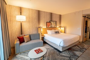 1 soverom, skrivebord, strykejern/-brett og sengetøy