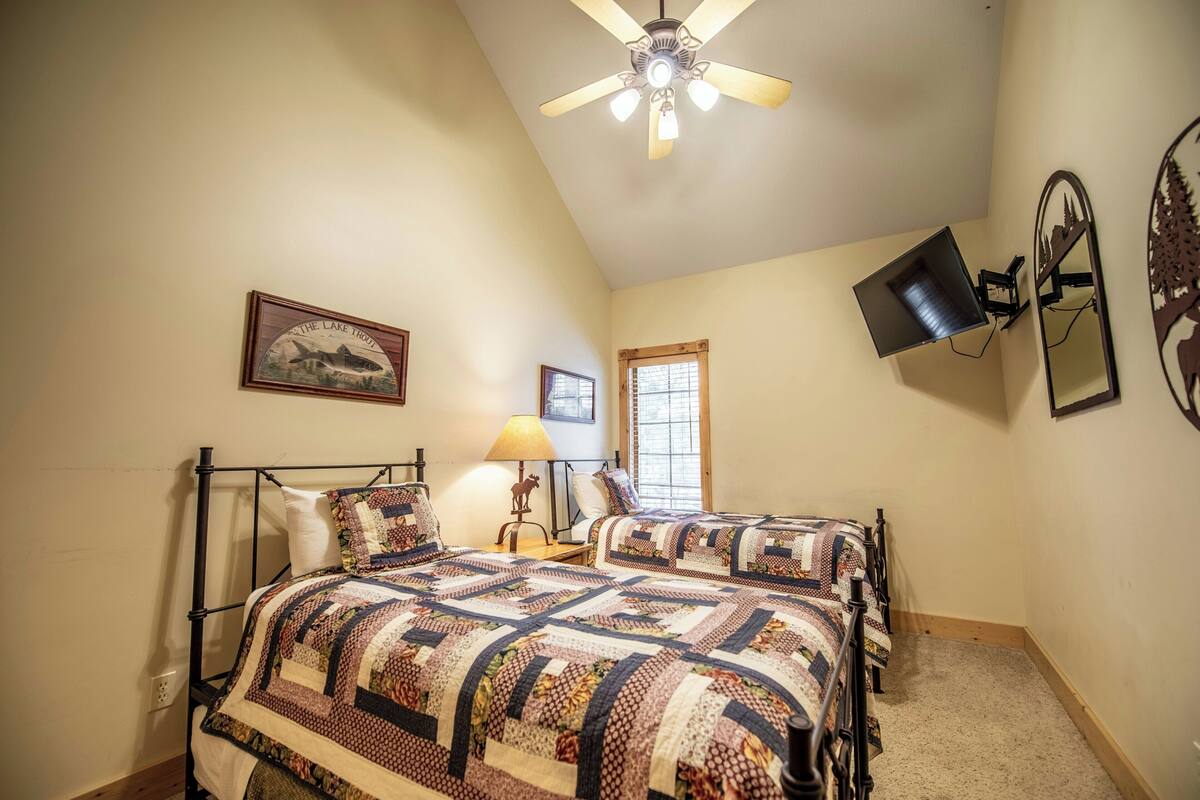 3 Bdrm Lakefront Interlachen Townhome | 1 bedroom, desk, iron/ironing board, bed sheets