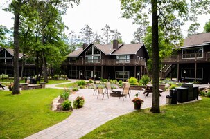 1 habitación, escritorio, tabla de planchar con plancha y ropa de cama 