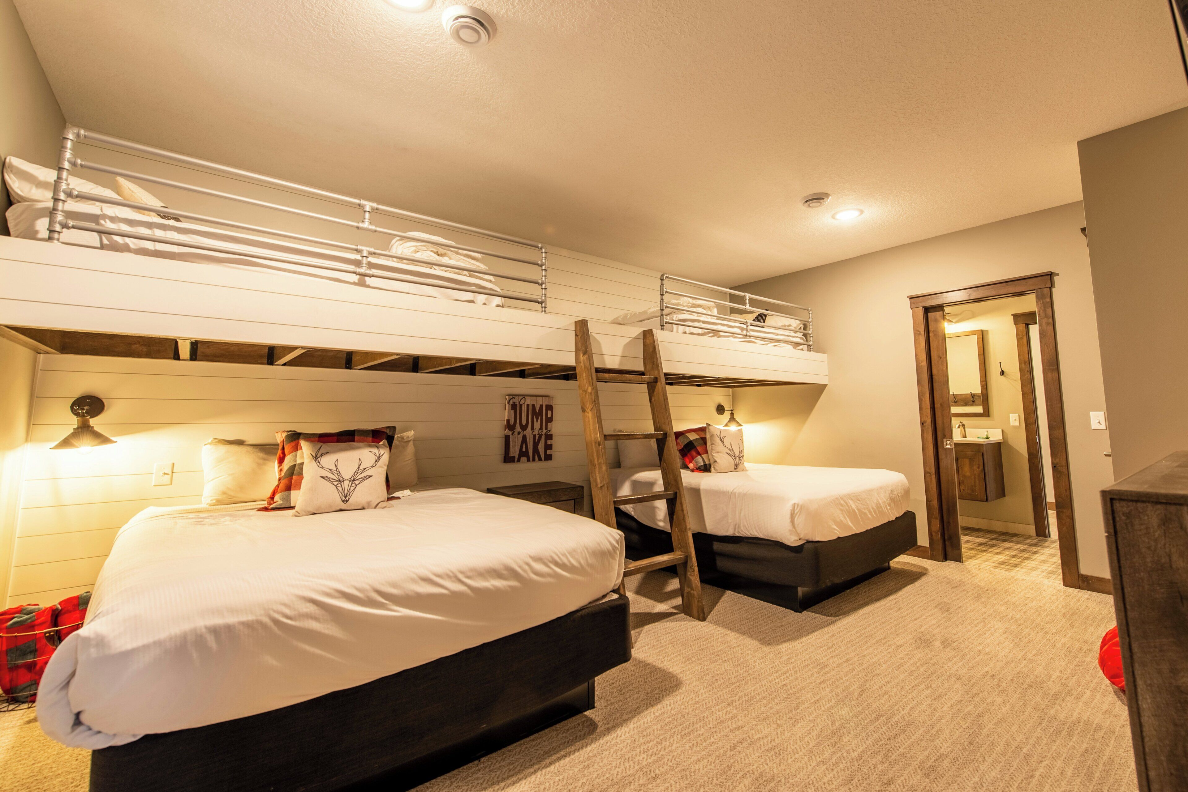 353 - 4 Bdrm Garden Cottage | 1 bedroom, desk, iron/ironing board, bed sheets
