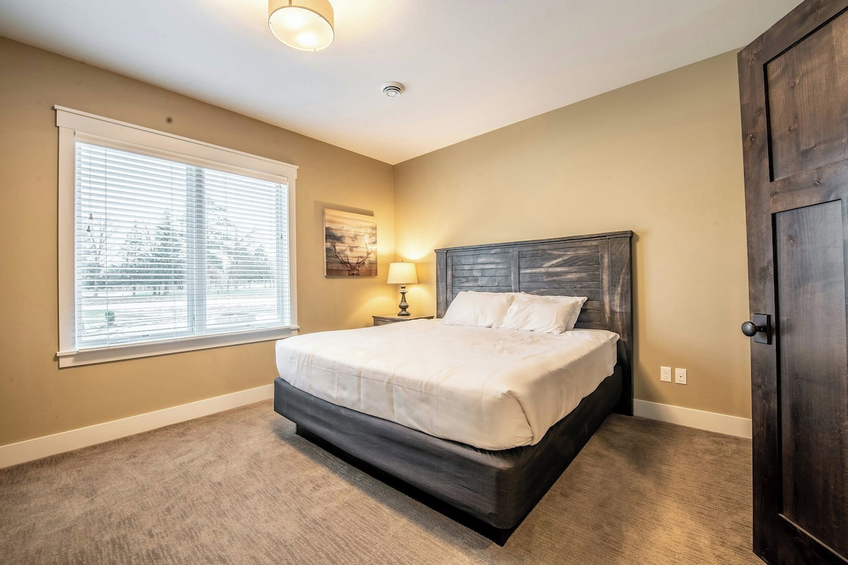317 - 4 Bdrm Garden Cottage | 1 bedroom, desk, iron/ironing board, bed sheets