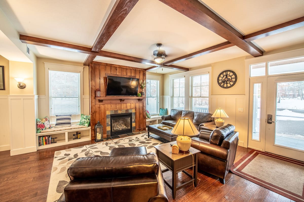 586 - 2 Bdrm Fairway Pines | Living area | Flat-screen TV