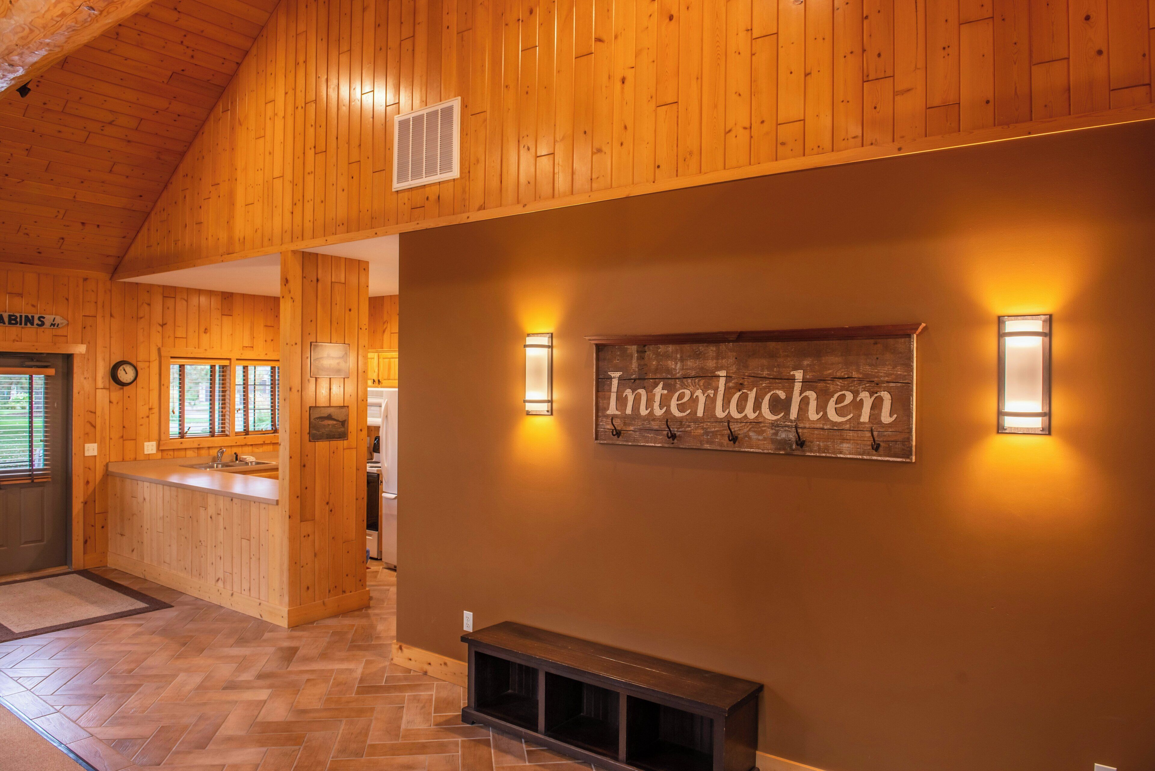 Un interior de madera con un letrero que dice 'Interlachen' y un banco.
