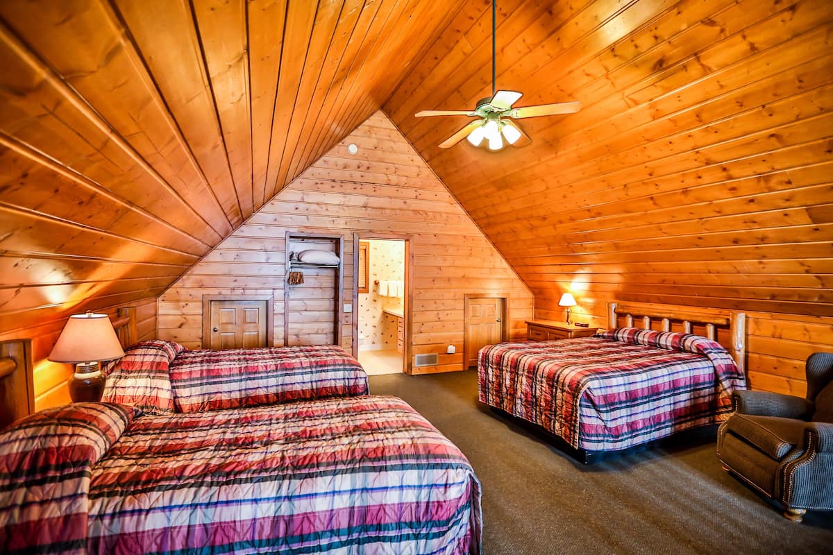 3 Bdrm with Loft Upper Roy Lake Villa | 1 bedroom, desk, iron/ironing board, bed sheets
